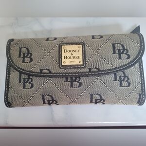Dooney & Bourke NWT Milly Logo Wristlet Beige Black QQ0236 Wallet